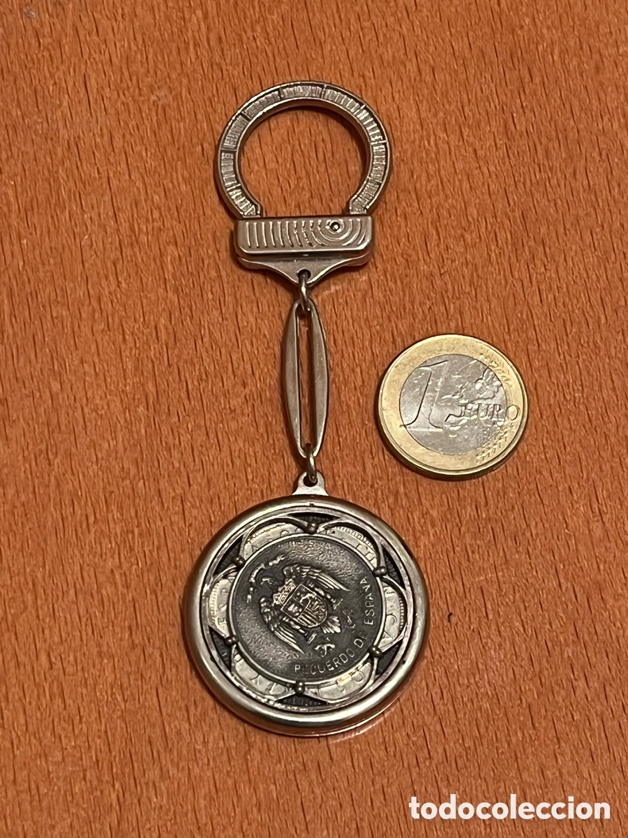 Coleccionismo de llaveros: Antiguo Llavero Espa&ntilde;a&acute;82. Simulando una moneda de 50 pesetas y por el otro lado escudo &aacute;guila