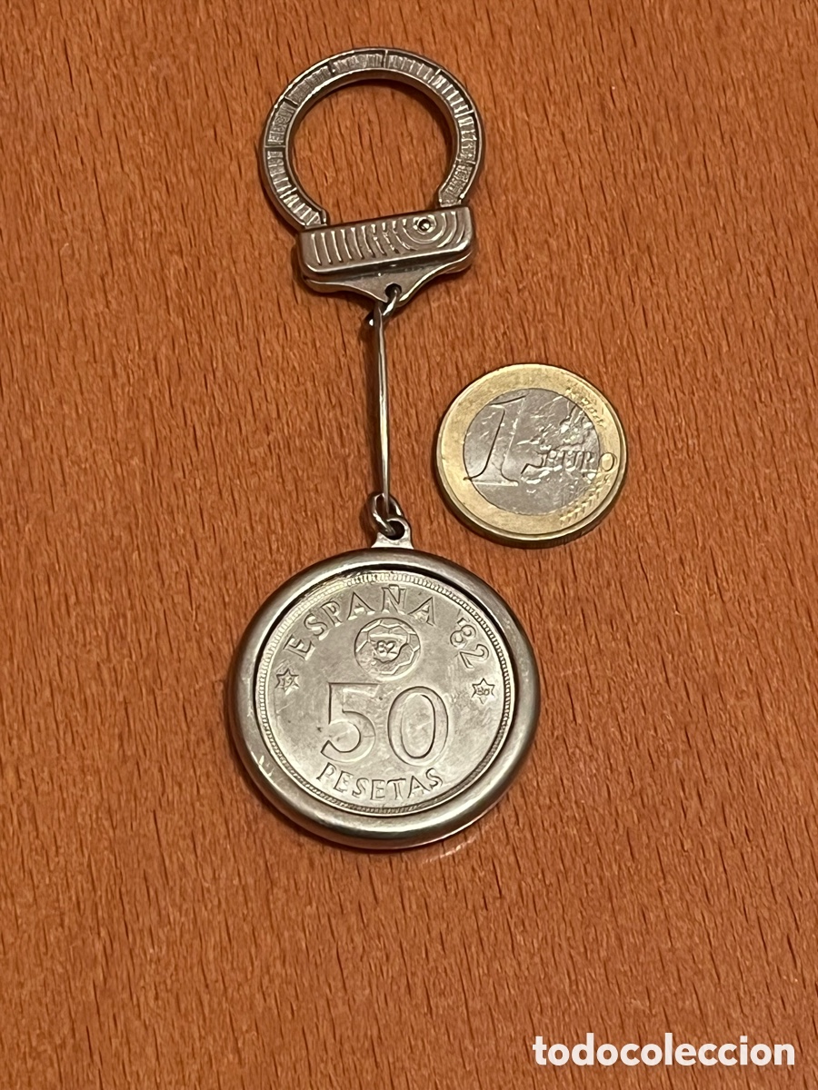 Coleccionismo de llaveros: Antiguo Llavero Espa&ntilde;a&acute;82. Simulando una moneda de 50 pesetas y por el otro lado escudo &aacute;guila