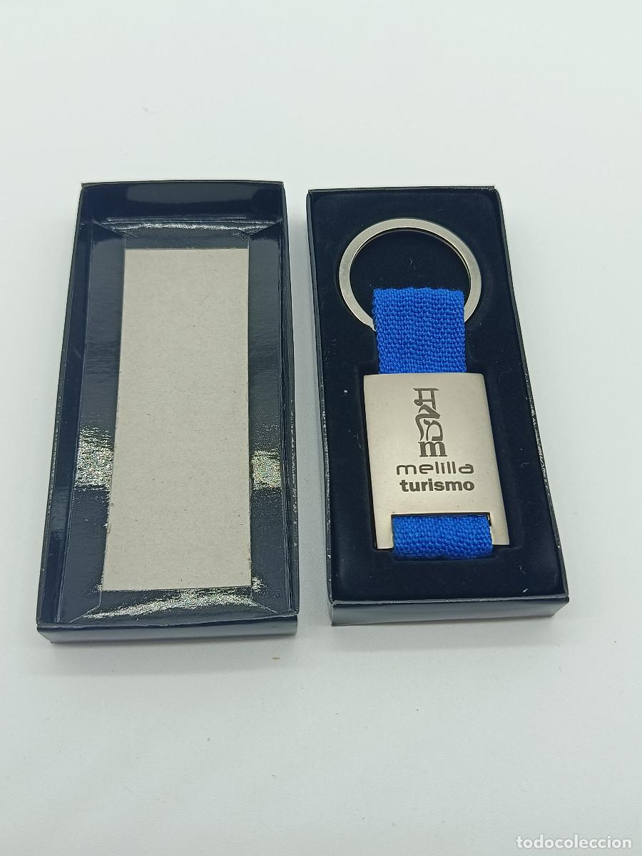 Coleccionismo de llaveros: LLAVERO MELILLA TURISMO SIN USO. METAL Y TELA AZUL. CAJA ORIGINAL.