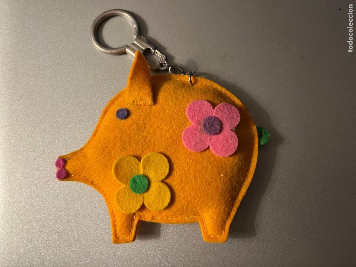 Coleccionismo de llaveros: llavero cerdito de ropa