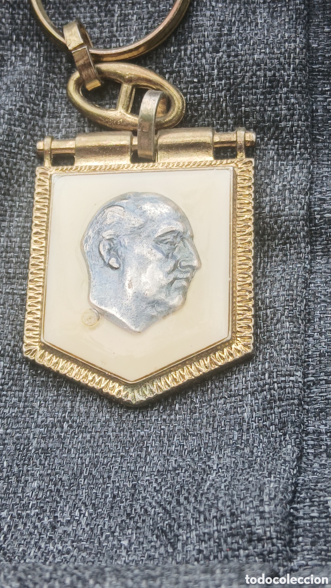 Coleccionismo de llaveros: antiguo con la efigie de Francisco Franco. - Dise&ntilde;o de escudo. - Detalle del rostro en reli