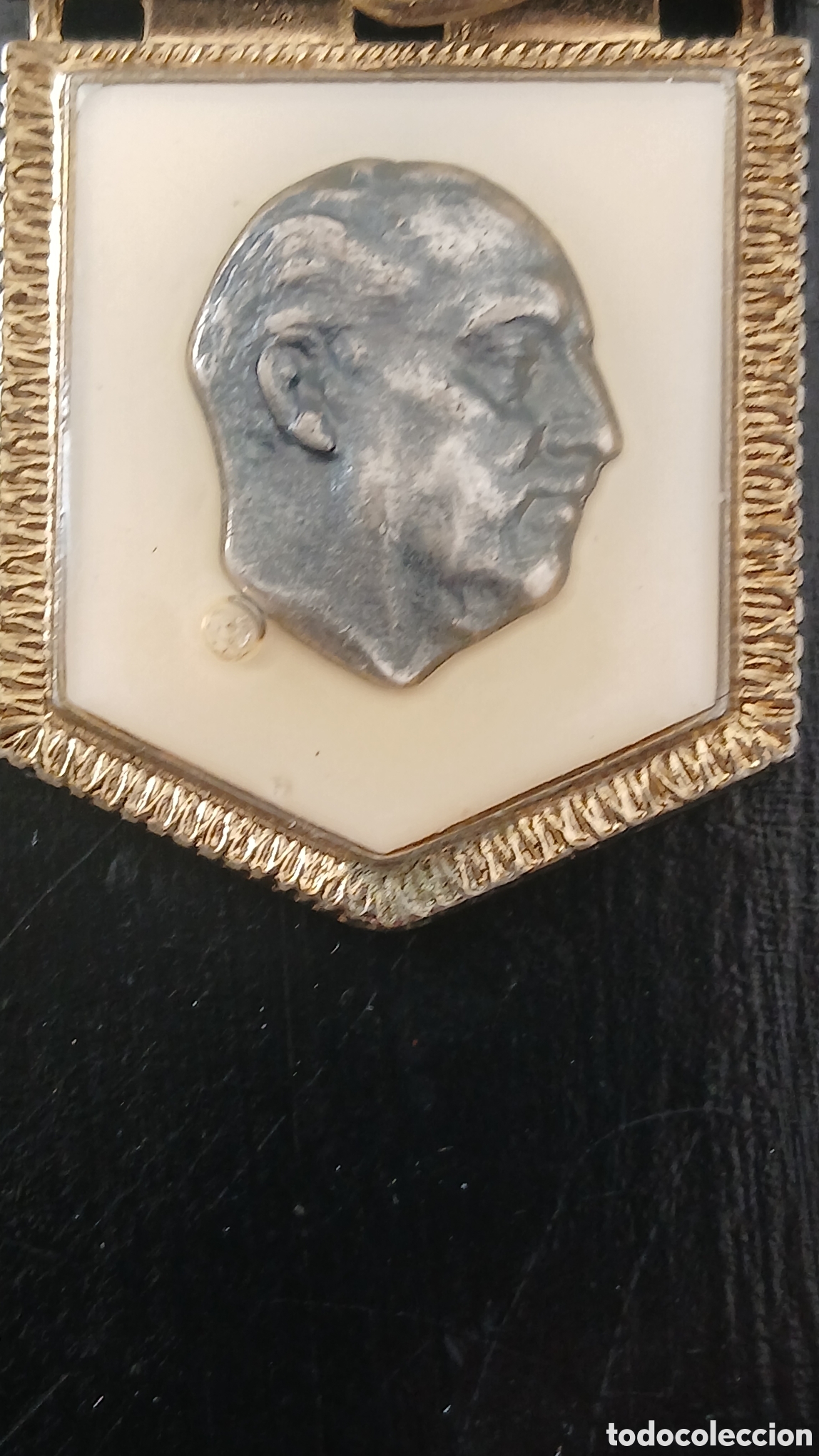 Collectionnisme de portes-cl&eacute;s: antiguo con la efigie de Francisco Franco. - Dise&ntilde;o de escudo. - Detalle del rostro en reli