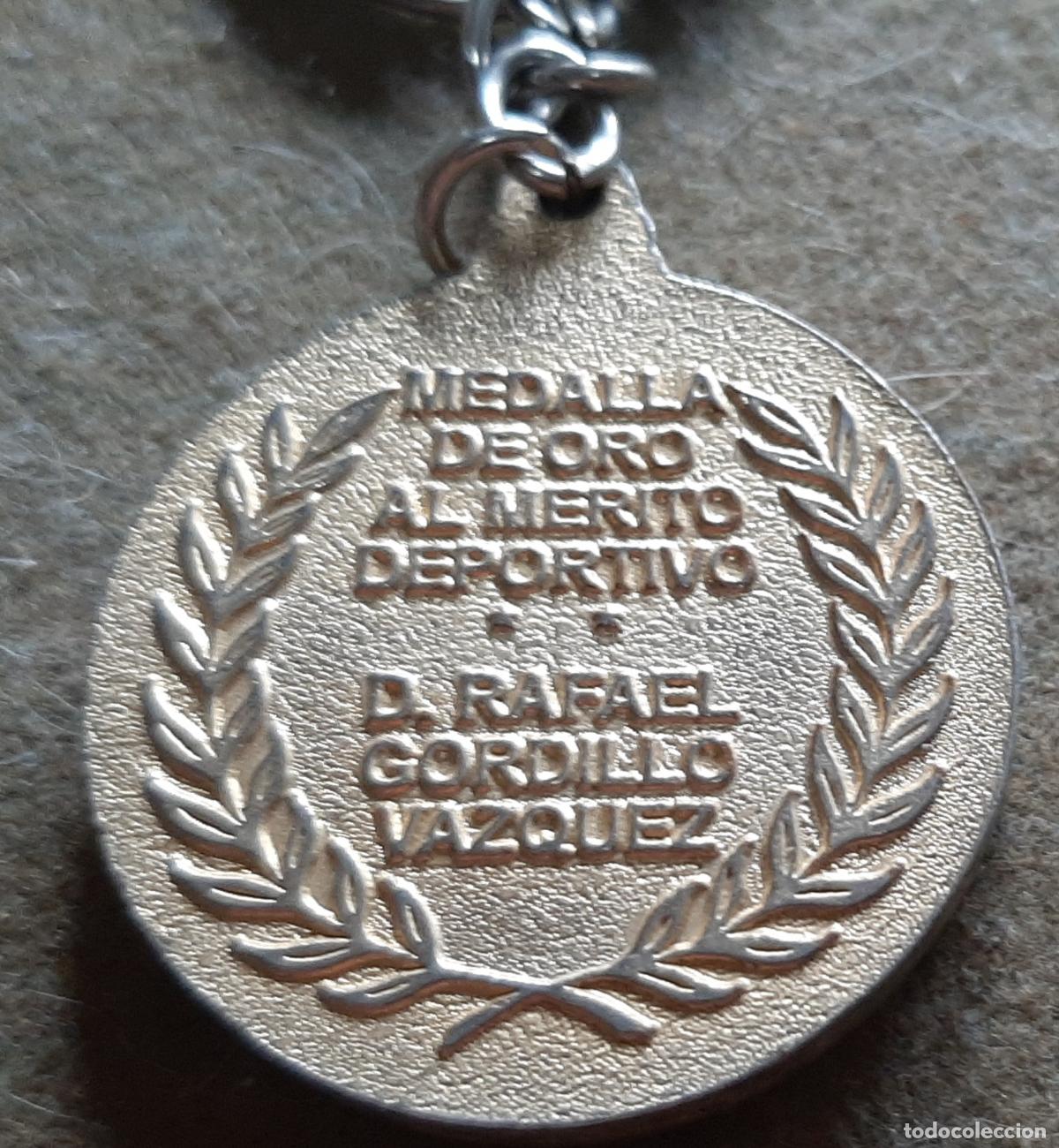 Coleccionismo de llaveros: LLAVERO CONMEMORATIVO DE LA MEDALLA DE ORO AL MERITO DEPORTIVO A RAFAEL GORDILLO - REAL BETIS