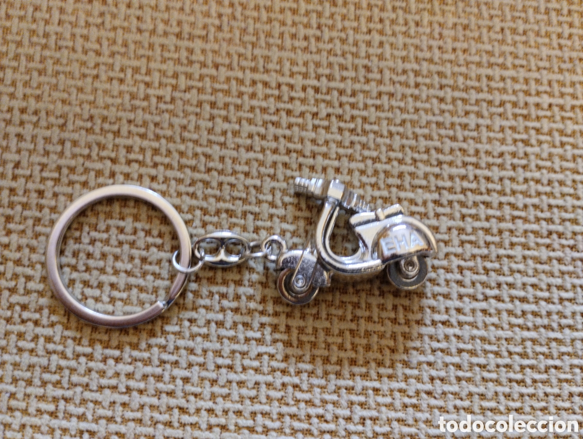 Coleccionismo de llaveros: Llavero antiguo Moto Vespa met&aacute;lica