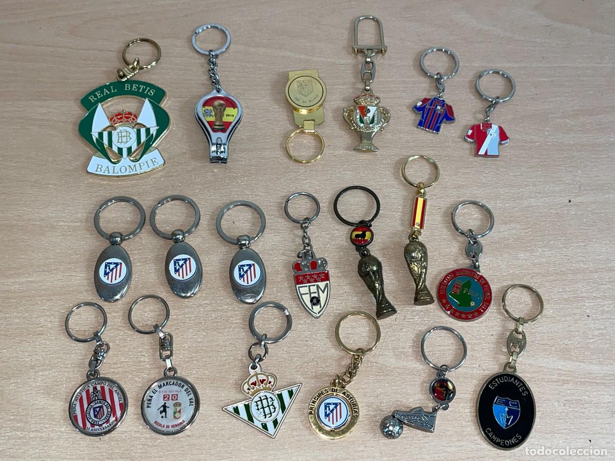 Coleccionismo de llaveros: 18- Lote 19 Llaveros vintage tema F&uacute;tbol Atleti Betis Estudiantes Copa Mundo 2010 Burgos Barsa Rayo