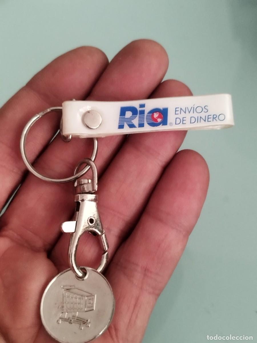 Coleccionismo de llaveros: llavero promocional de Ria Env&iacute;os de Dinero que incluye una ficha met&aacute;lica para el carro del super.