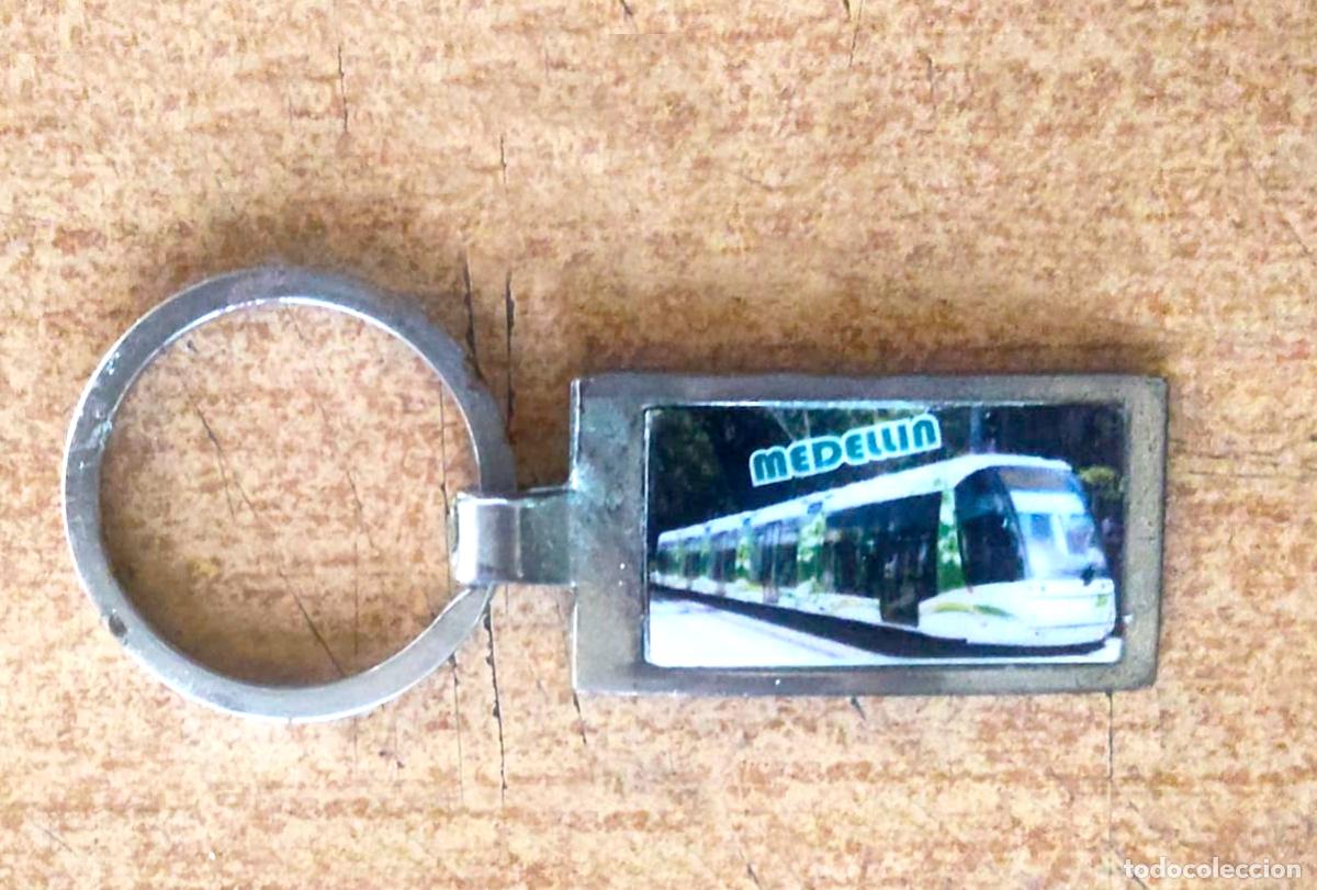 Coleccionismo de llaveros: El objeto seleccionado es un llavero met&aacute;lico rectangular con la imagen impresa de un tranv&iacute;a de col