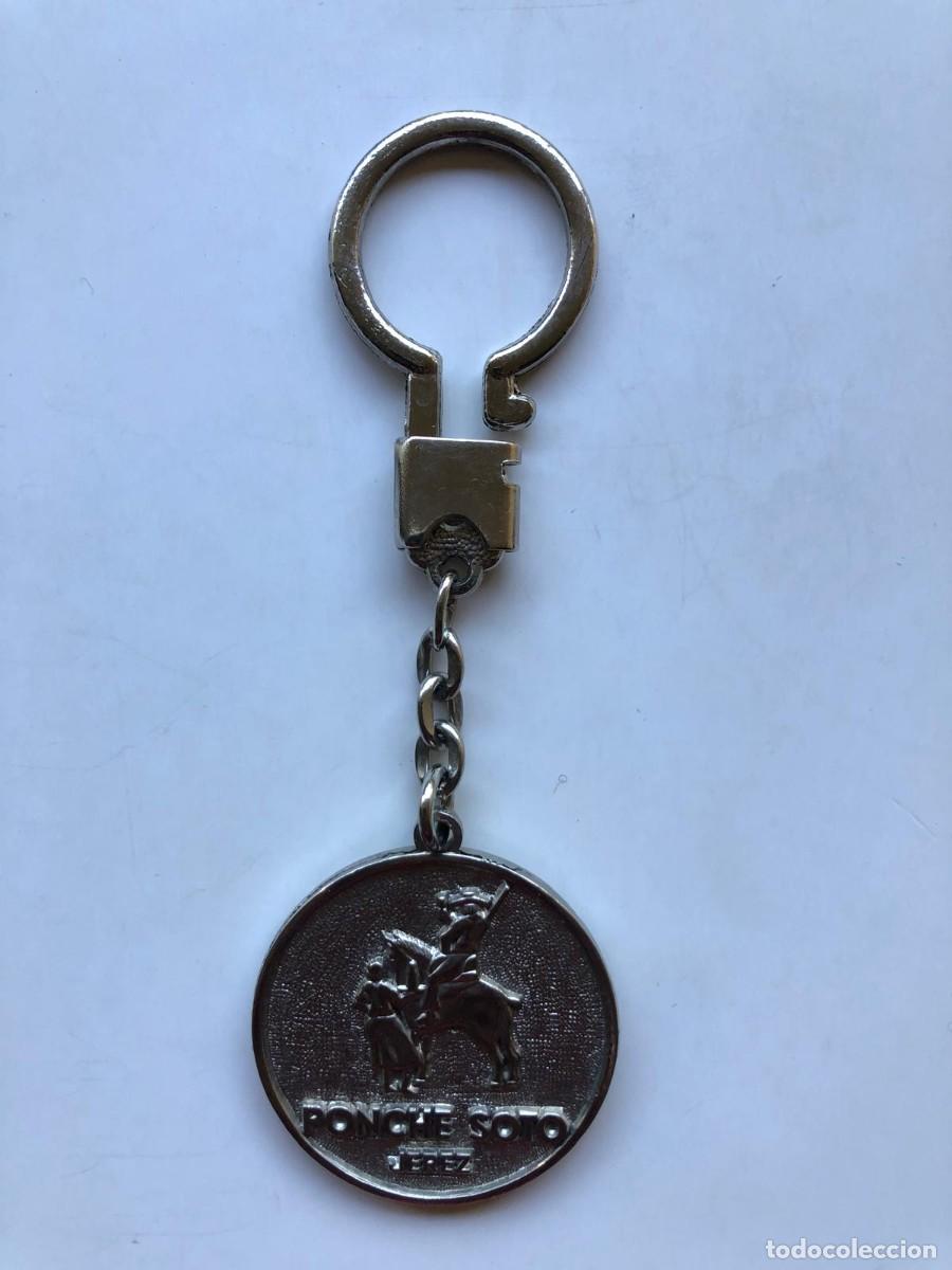 Coleccionismo de llaveros: Antiguo llavero met&aacute;lico Ponche Soto Jerez - Relieve bandolero a caballo - se&ntilde;ales de uso - A&ntilde;os 60