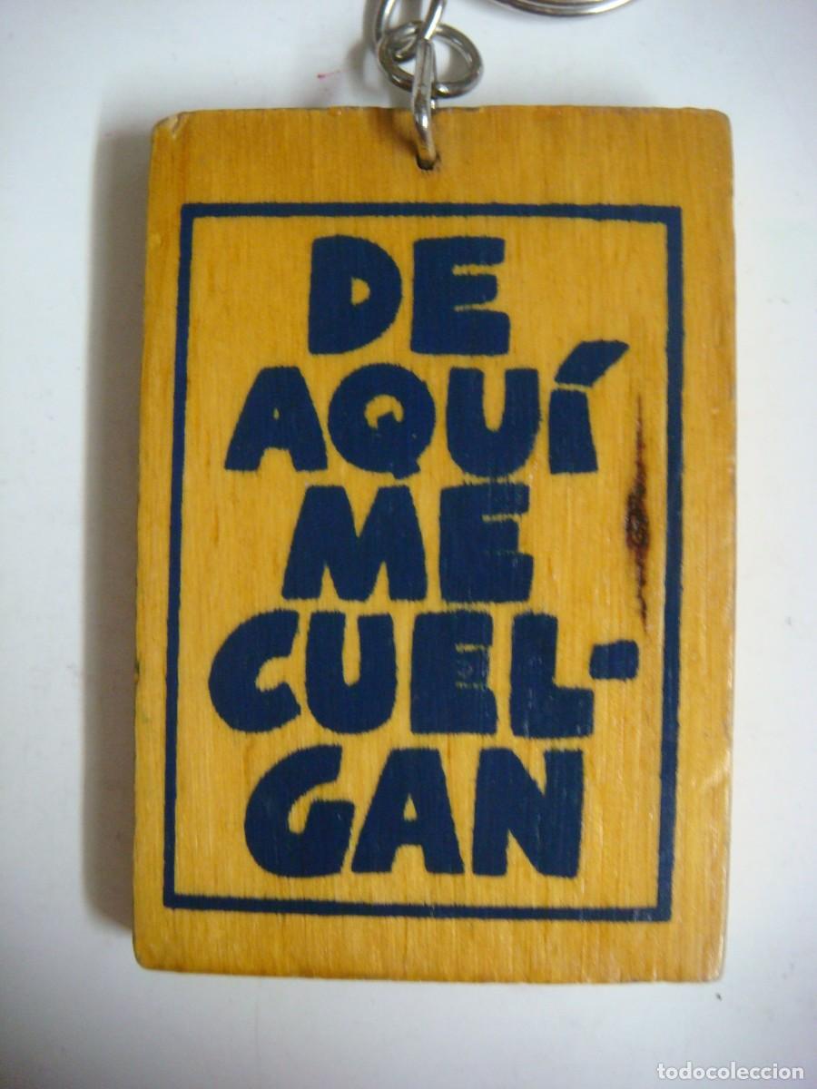 Coleccionismo de llaveros: LLAVERO TABLITA DE MADERA CON EL TEXTO DE DE AQUI ME CUELGAN-(&)