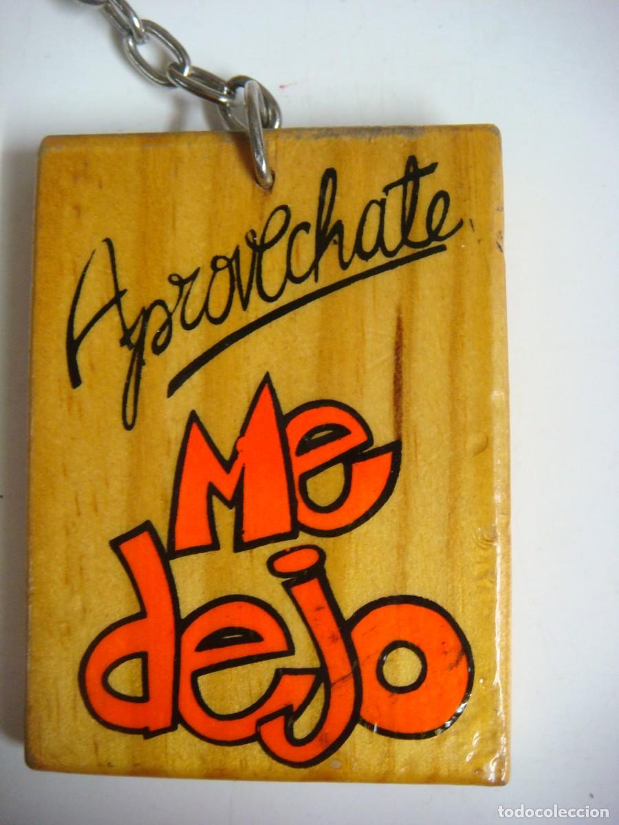 Coleccionismo de llaveros: LLAVERO TABLITA DE MADERA CON EL TEXTO DE APROVECHATE ME DEJO-(&)