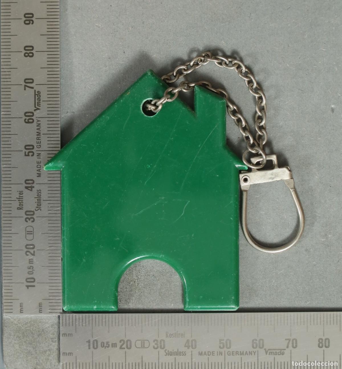 Colecionismo de porta-chaves: LLAVERO. Llavero de pl&aacute;stico con forma de casa con ranura para moneda de carro de la compra