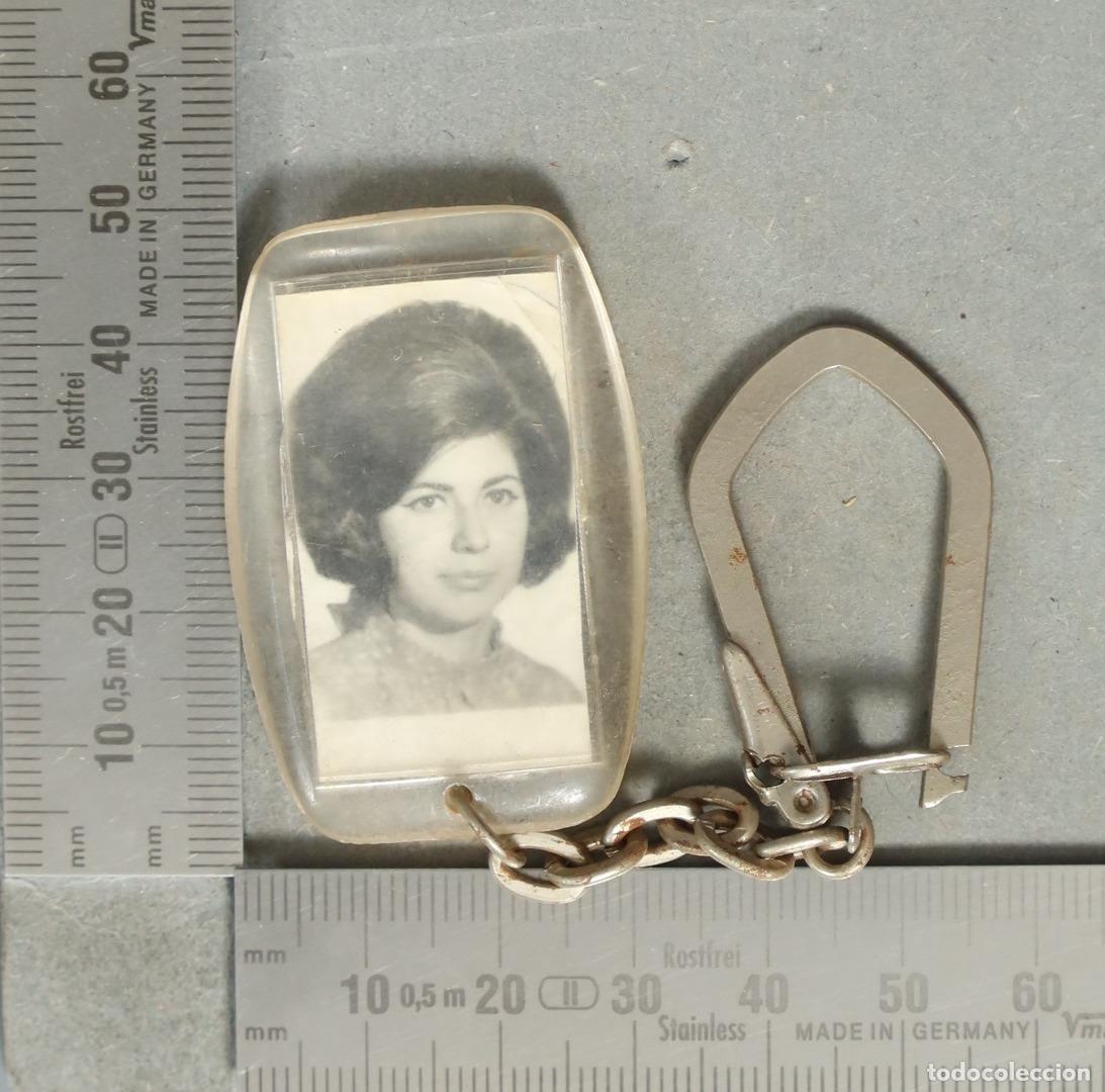 Colecionismo de porta-chaves: LLAVERO. CON FOTOGRAFIA MUJER. HACIA 1960