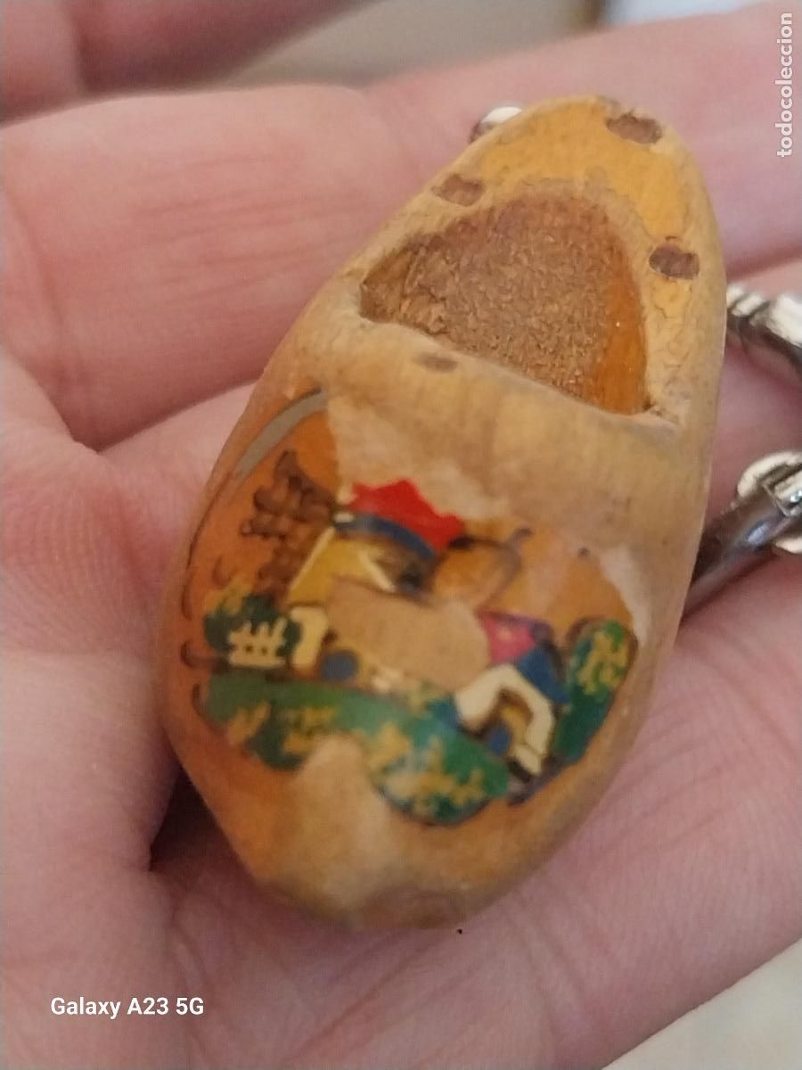 Coleccionismo de llaveros: ZUECO MADERA LLAVERO A&Ntilde;OS 60 70 MOTIVOS PINTADOS DESPERFECTOS 4CMS LARGO