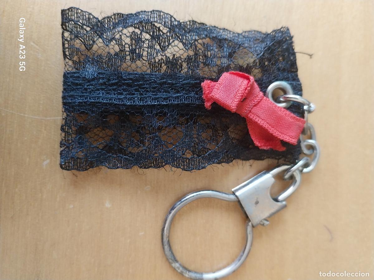 Coleccionismo de llaveros: LIGA ENCAJE CINTA ROJA LLAVERO PICARDIA 6CMS ALTO ENCAJE