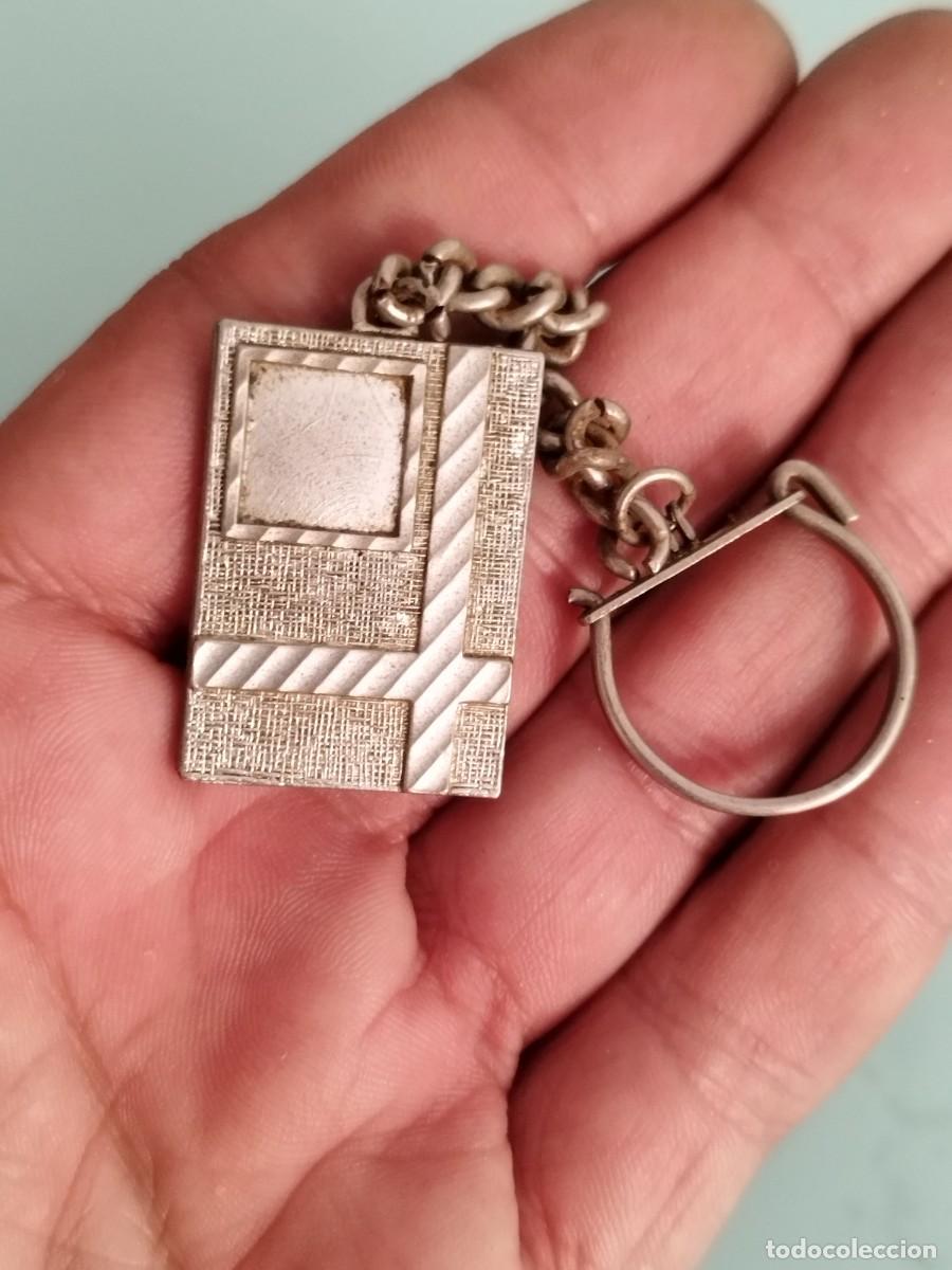 Coleccionismo de llaveros: Antiguo llavero de metal plateado de forma rectangular que destaca por su dise&ntilde;o geom&eacute;trico.