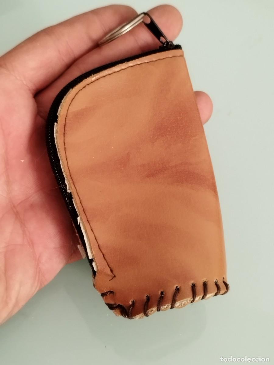 Coleccionismo de llaveros: Antiguo monedero portallaves artesanal.
