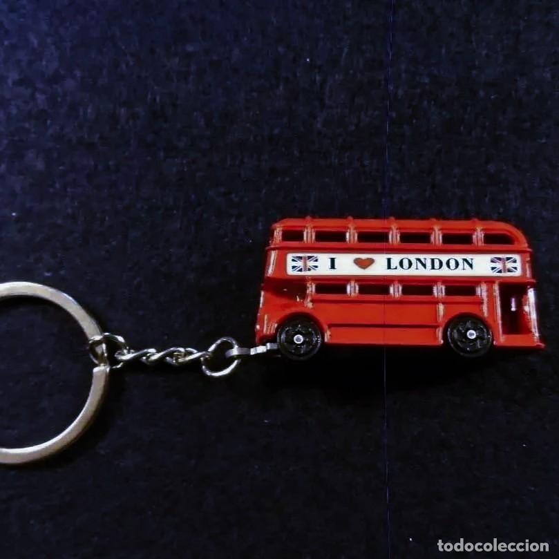 Collection of Keychains: LLAVERO AUTOBUS LONDINENSE. METALICO. ESMALTADO ROJO INGLES