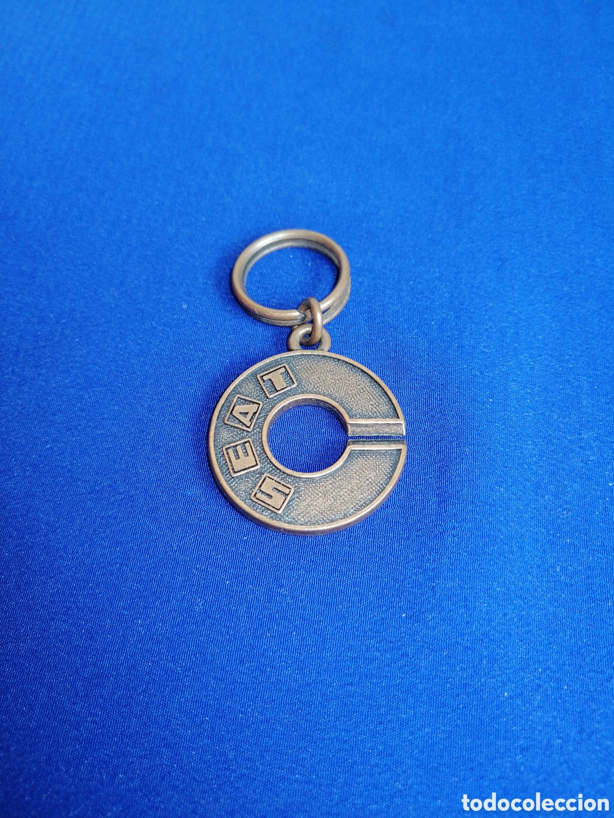 Collection of Keychains: SEAT 128- 3 PUERTAS( COLOR COBRE) LLAVERO ANTIGUO
