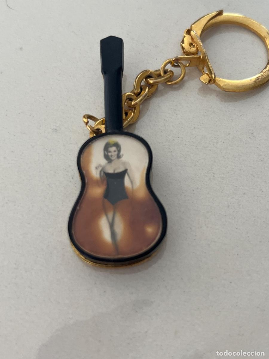 Collection of Keychains: Antiguo llavero con movimiento en forma de guitarra