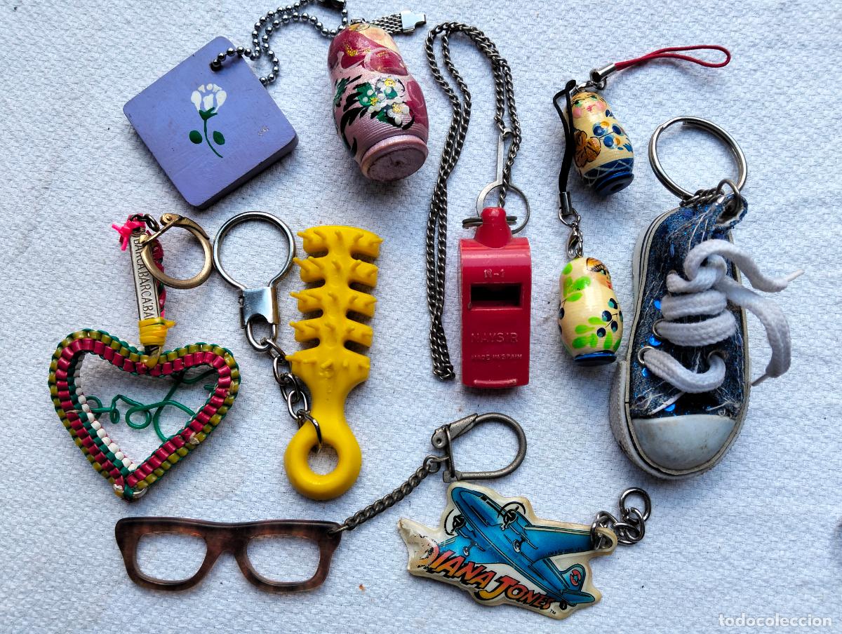 Collection of Keychains: Lote de llaveros antiguos metal pl&aacute;stico infantiles zapato peine silbato gafas mu&ntilde;ecas rusas