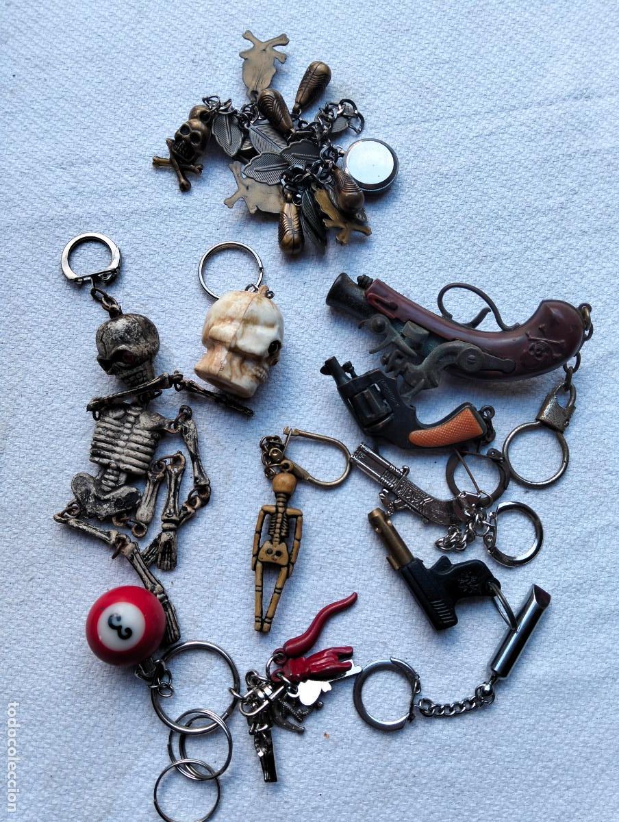 Collezionismo di Portachiavi: Lote de llaveros antiguos metal pl&aacute;stico calavera esqueleto pistolas bola de billar silbato