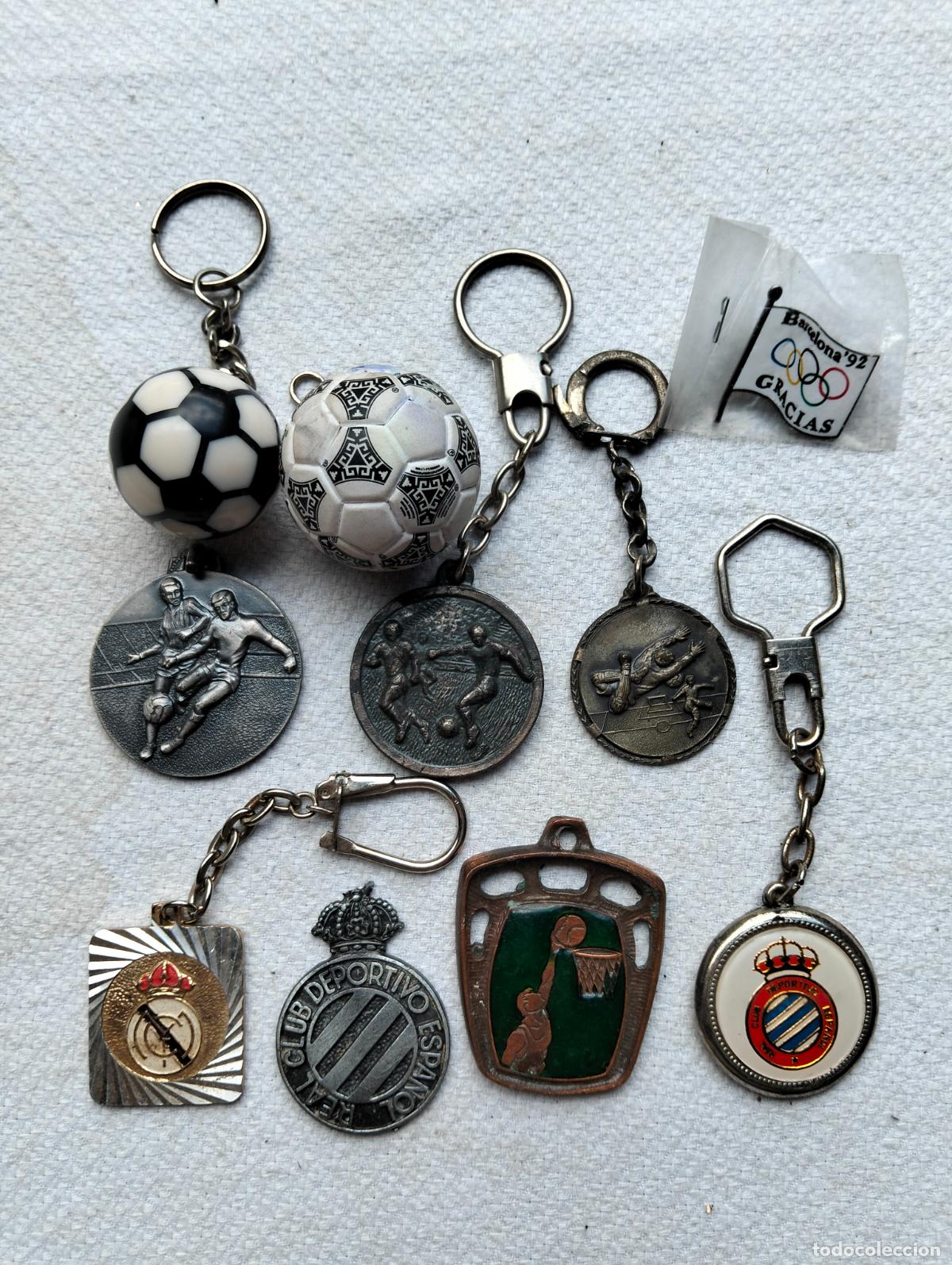Collezionismo di Portachiavi: Lote de llaveros antiguos metal escudo deportes club f&uacute;tbol real madrid deportivo barcelona basquet