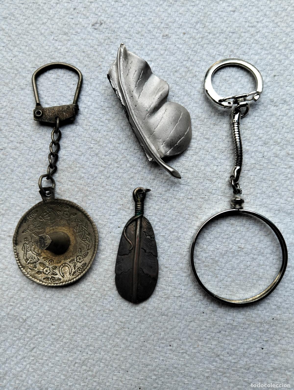 Collectionnisme de portes-cl&eacute;s: Lote de llaveros antiguos metal color plateado ba&ntilde;ados o de plata sombrero aro plumas