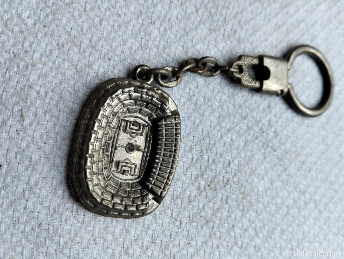 Sammlung von Schl&uuml;sselanh&auml;ngern: Antiguo llavero de metal plateado del camp nou c f barcelona cfb fcb bar&ccedil;a escudo campo