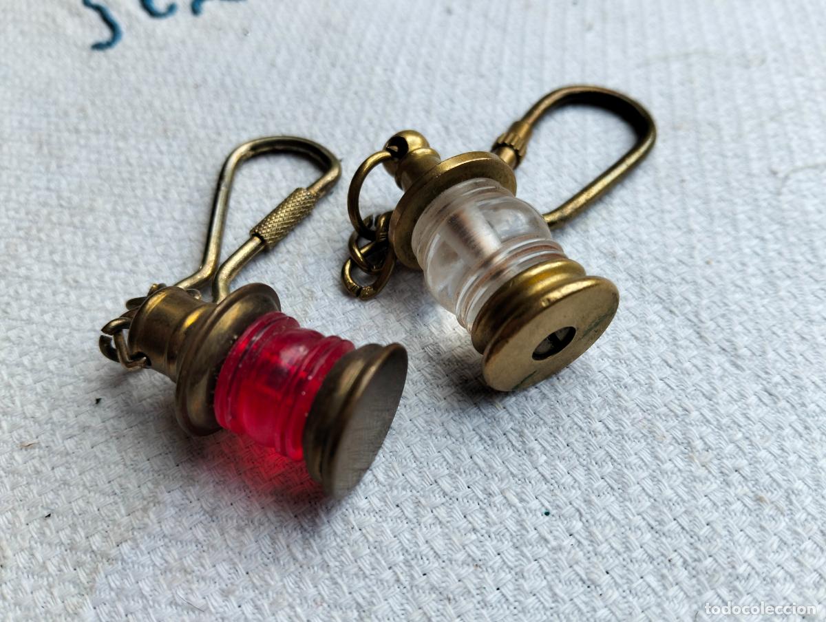 Sammlung von Schl&uuml;sselanh&auml;ngern: Lote de llaveros antiguos metal dorado faroles de color blanco y rojo decorativos vintage