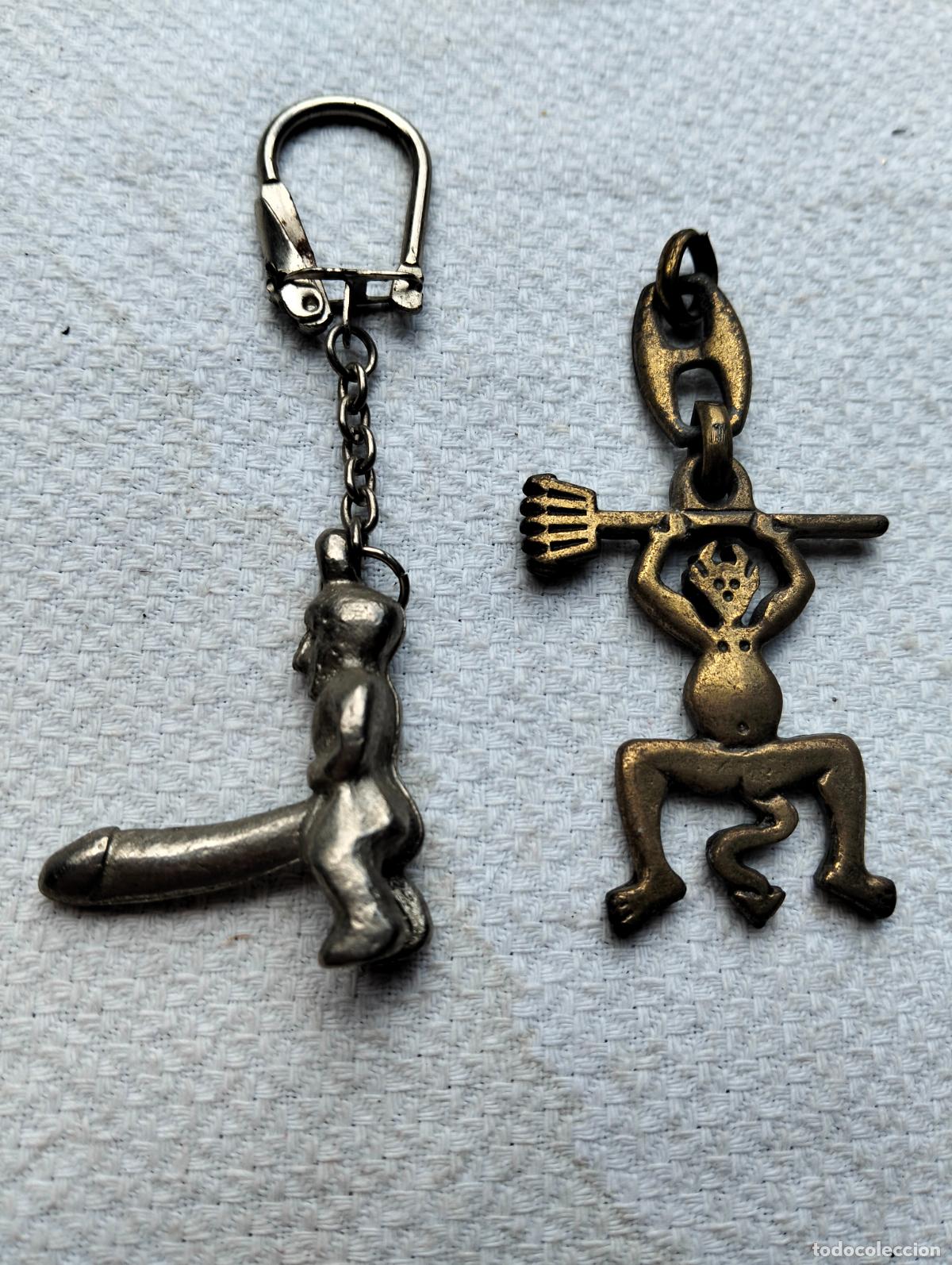 Sammlung von Schl&uuml;sselanh&auml;ngern: Lote de llaveros antiguos metal color plateado y dorado hombre con miembro nepe grande &eacute;tnico diablo