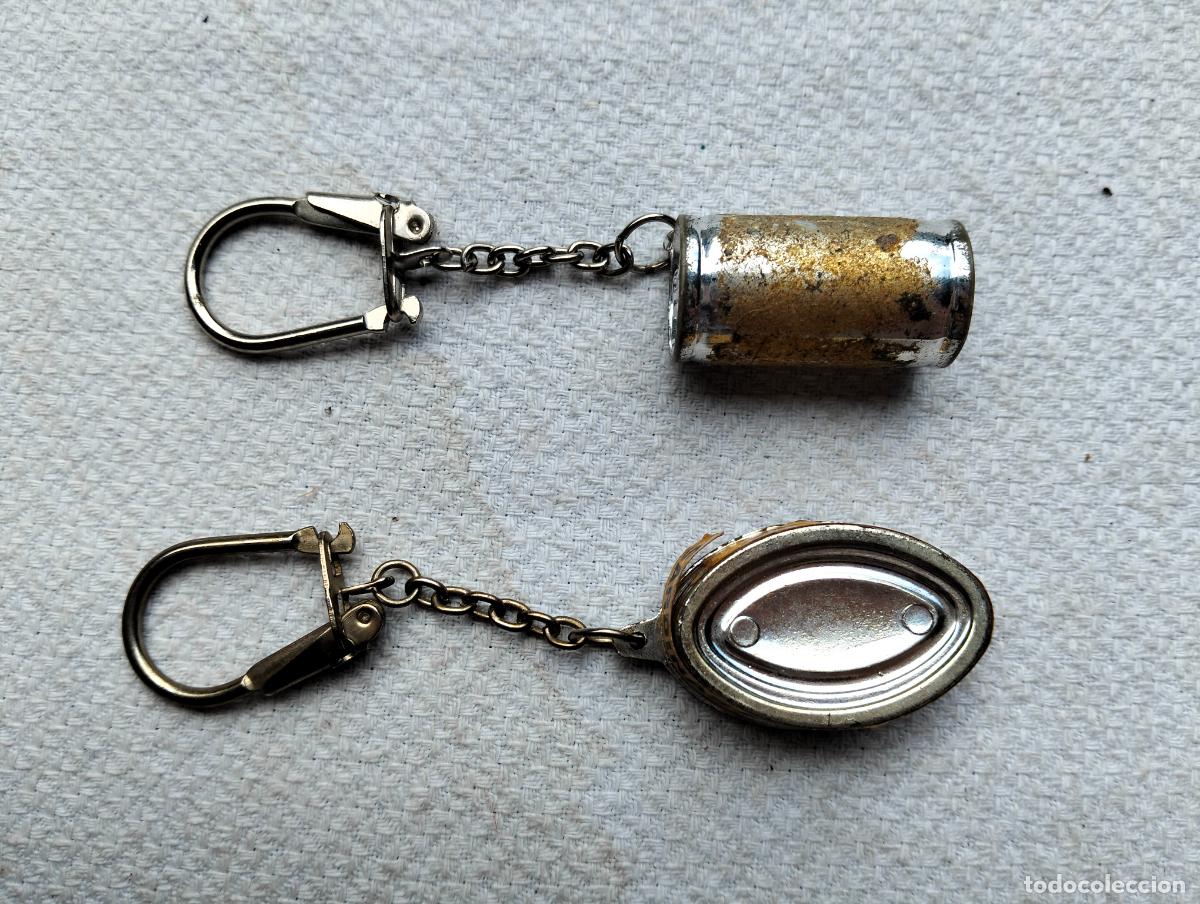 Sammlung von Schl&uuml;sselanh&auml;ngern: Lote de llaveros antiguos metal color plateado dos latas de conserva en miniatura kayrel sardinas