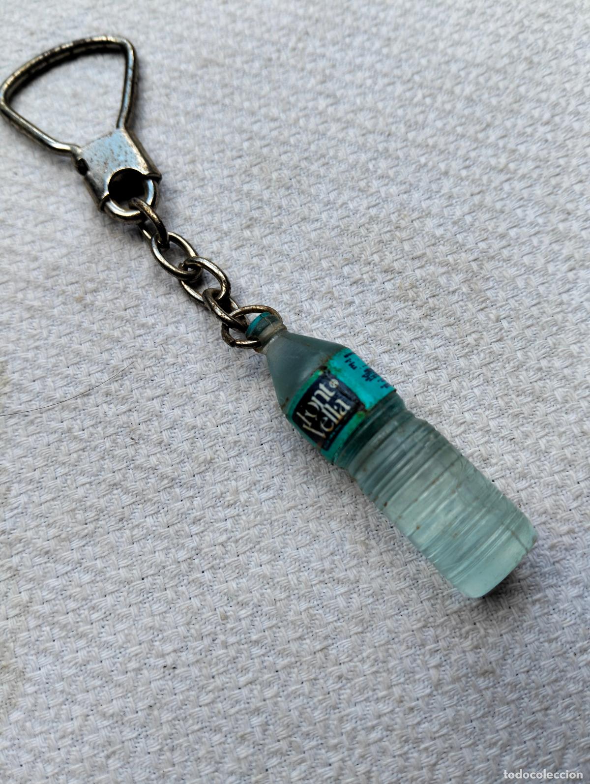 Collection of Keychains: Llavero antiguo forma de botella font vella