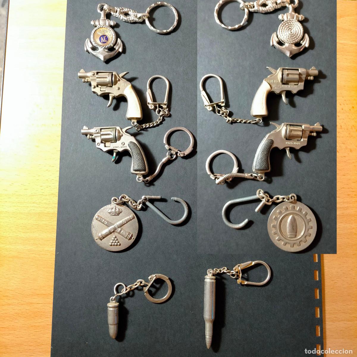 Coleccionismo de llaveros: Colecci&oacute;n de Llavero de Metal en Forma de Pistolas, Municiones y Emblemas