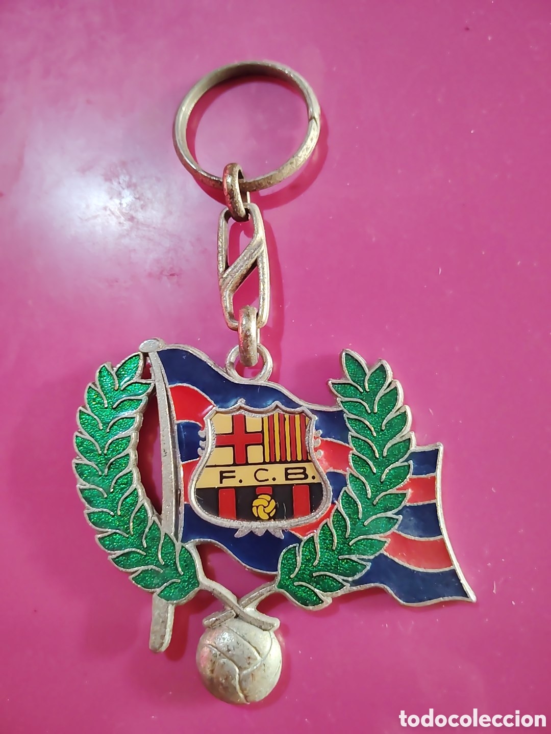 Coleccionismo de llaveros: Llavero F.C.B. A&ntilde;os 70. Perfecto estado. Bandera, escudo laureado, bal&oacute;n, estadio....