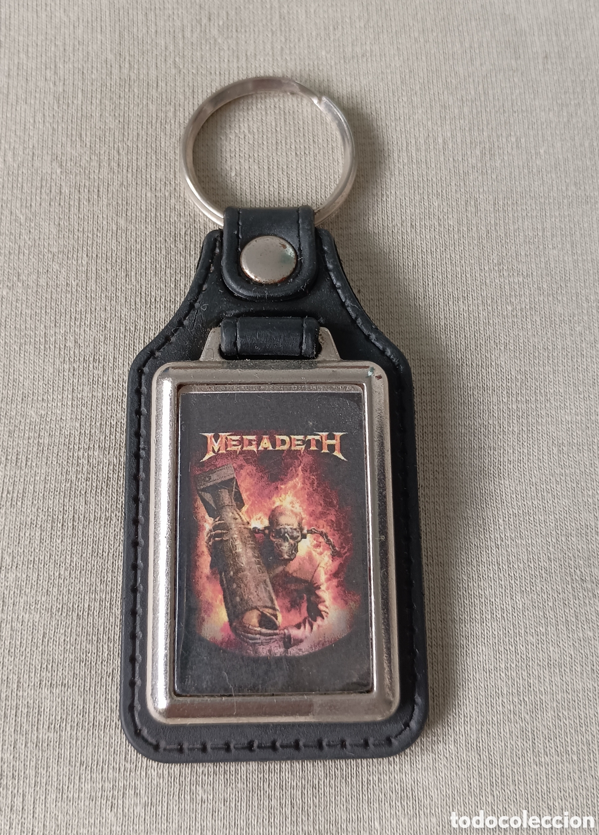 Coleccionismo de llaveros: Llavero MEGADETH - Articulado. De cuero y metal. Ilustraci&oacute;n del recopilatorio ARSENAL - Buen estado