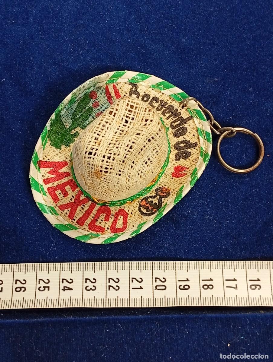 Collection of Keychains: LLAVERO SOMBRERO, RECUERDO DE MEXICO-COLECCI&Oacute;N JORDI LLOPART ATLETA MARXA-