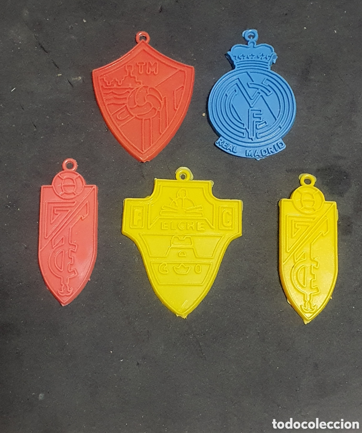 Coleccionismo de llaveros: Lote 5 escudos de f&uacute;tbol en pl&aacute;stico a&ntilde;os 70, nuevos