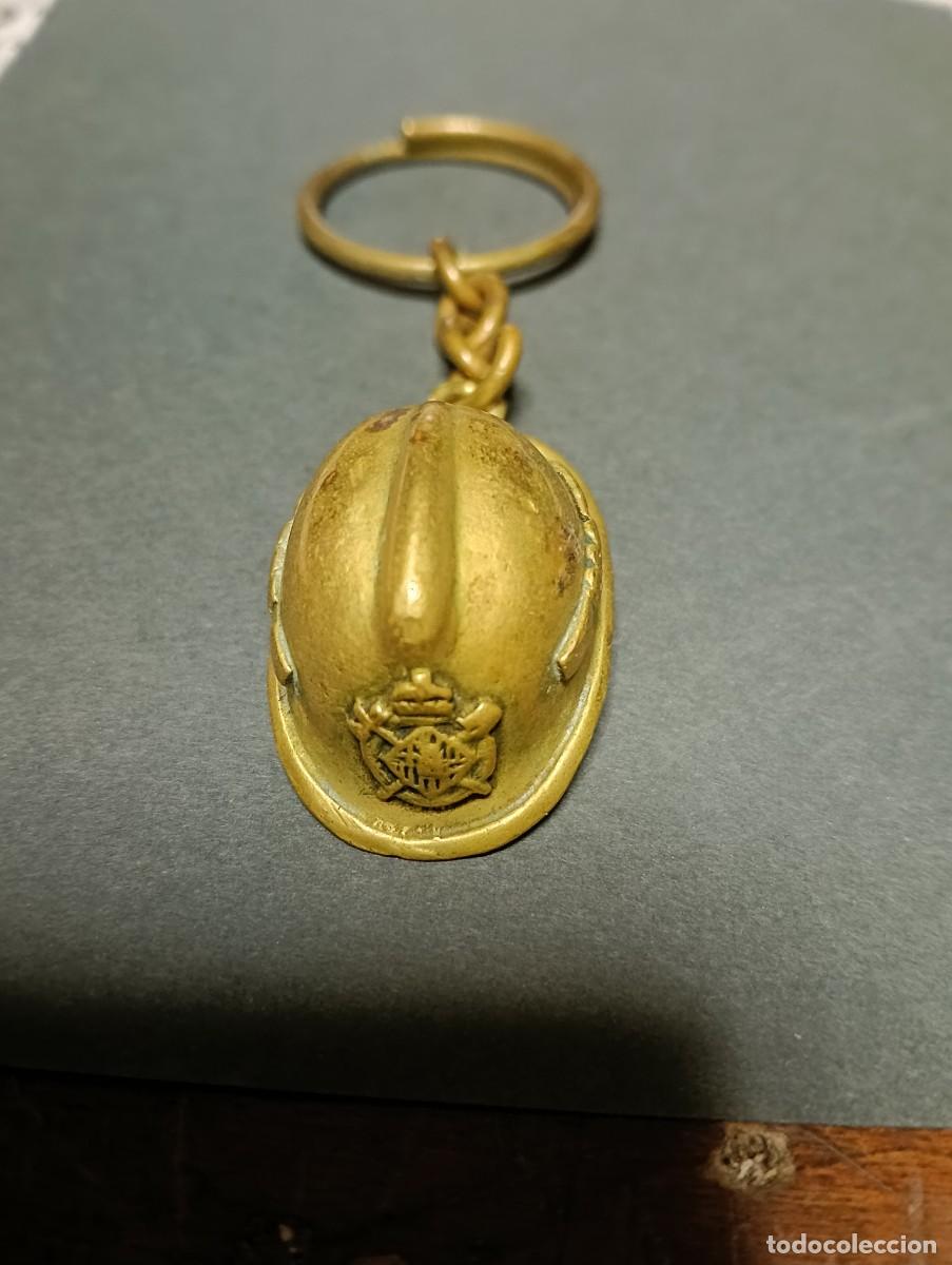 Coleccionismo de llaveros: ANTIGUO LLAVERO EN BRONCE LATONADO - CUERPO / COS DE BOMBEROS / BOMBERS DE BARCELONA - CASCO