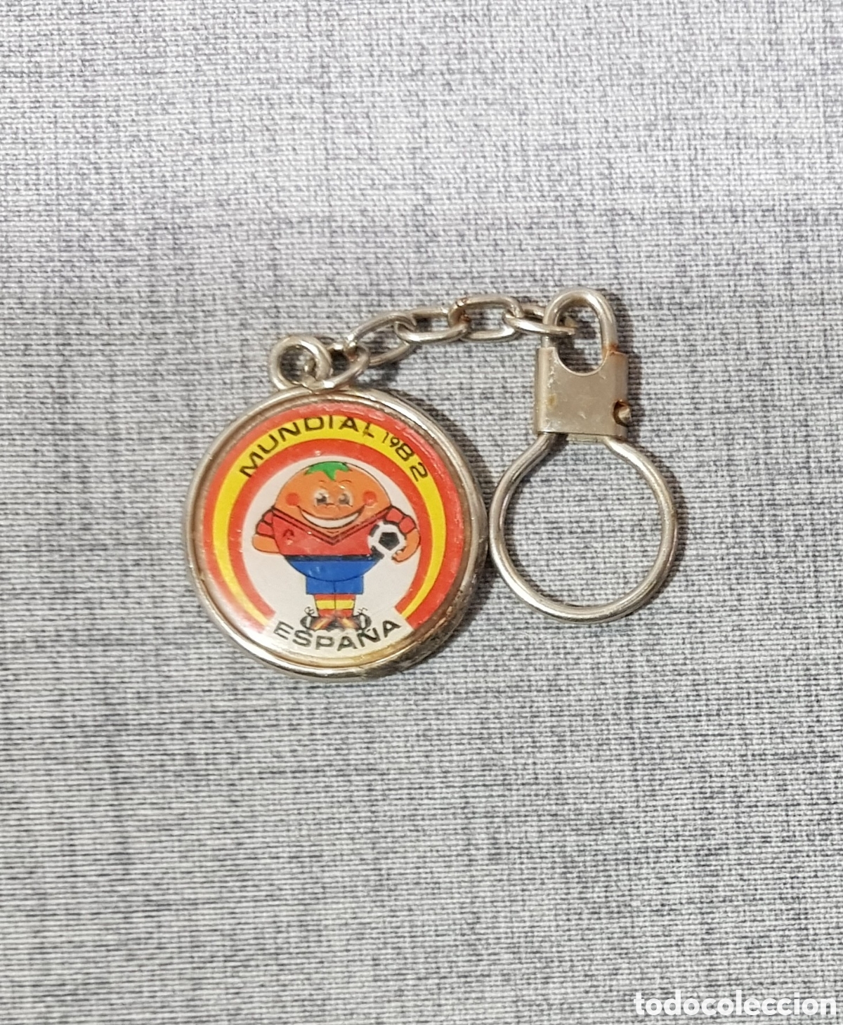 Coleccionismo de llaveros: LLAVERO MUNDIAL ESPA&Ntilde;A 82 / ESCUDO REAL OVIEDO. F&Uacute;TBOL, METAL, VINTAGE