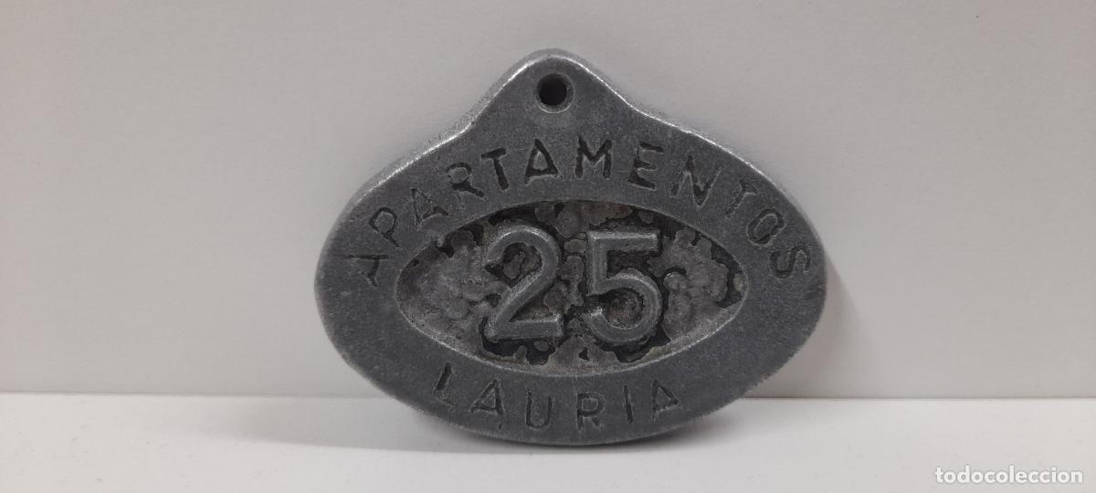 Coleccionismo de llaveros: ANTIGUO LLAVERO PARA LA LLAVE N&ordm; 25 . APARTAMENTOS LAURIA - TARRAGONA . REALIZADO EN ALUMINIO