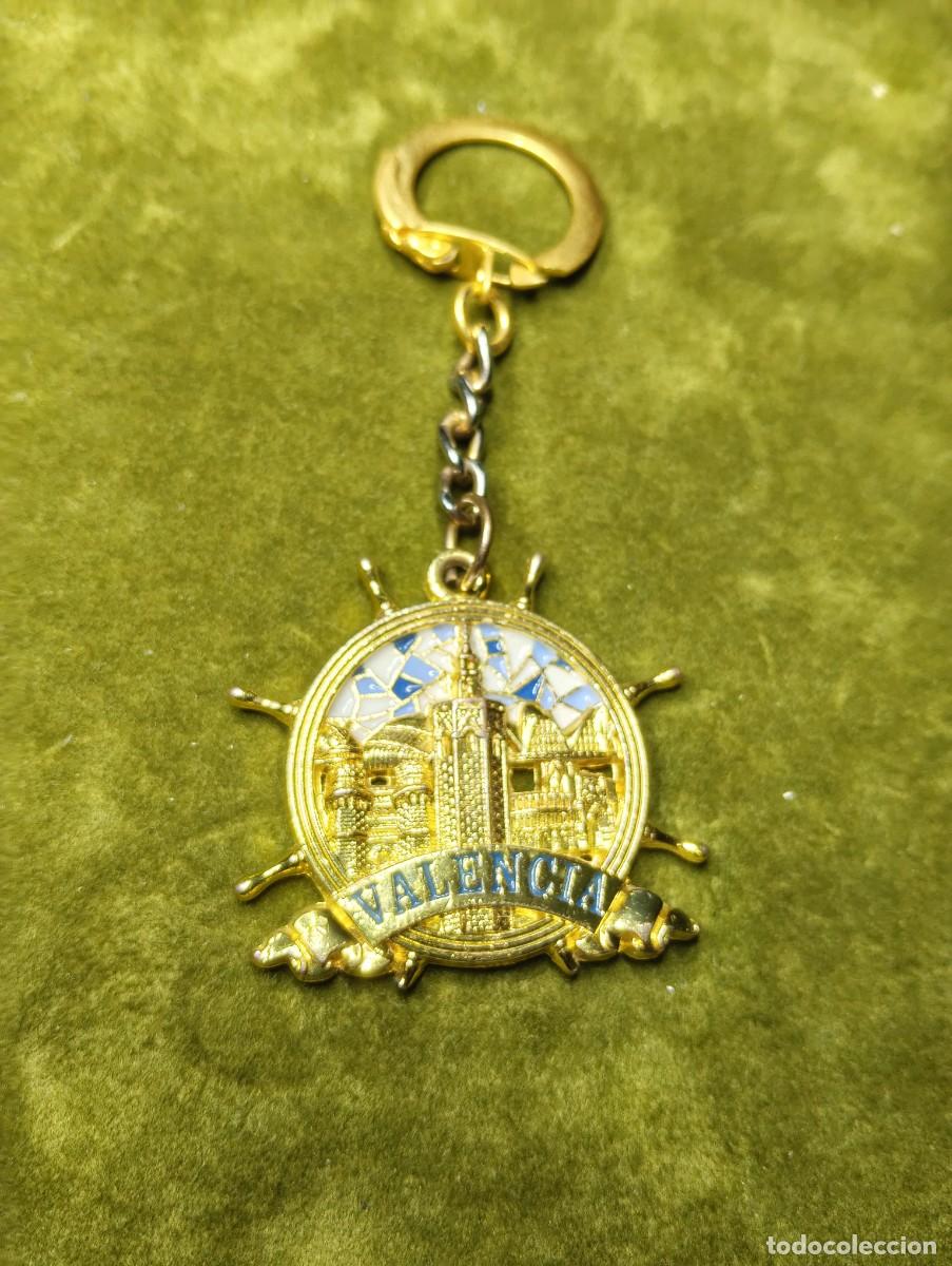 Coleccionismo de llaveros: RARO Y BONITO LLAVERO DE VALENCIA - SKYLINE CON CIELO MOSAICO TRENCADIS ESMALTADO DENTRO DE UN TIMON