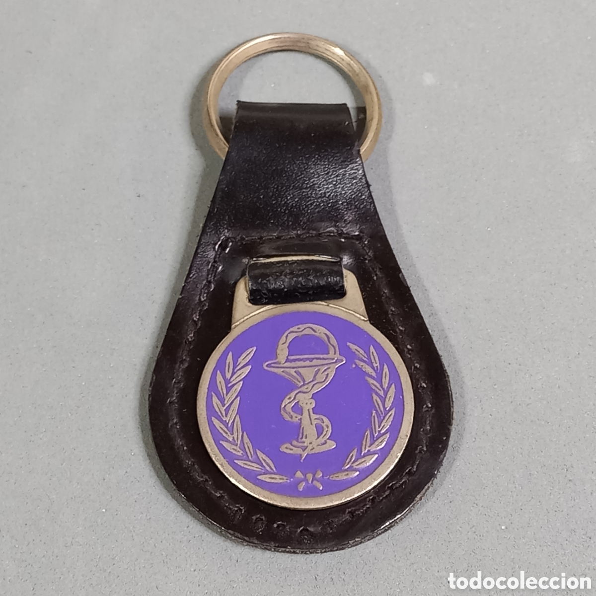 Collection of Keychains: Antiguo llavero. Copa de Higia s&iacute;mbolo de Farmacia, Laboratorios Miquel, encabado en lengua de cuero