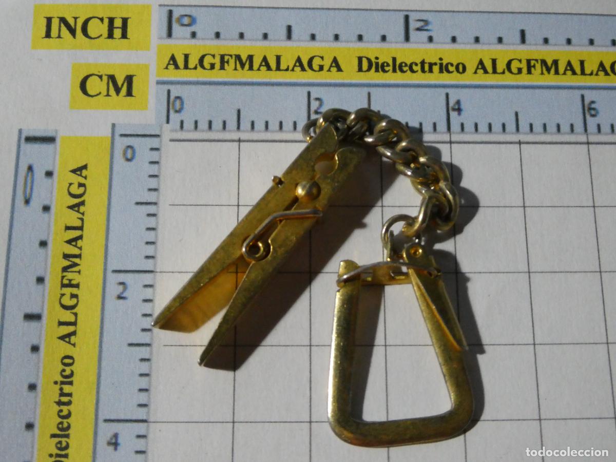 Coleccionismo de llaveros: LLAVERO DE MINIATURAS FIGURITAS. ALFILER ROPA BRONCE DORADO