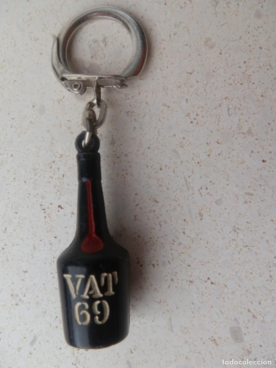 Coleccionismo de llaveros: Llavero publicitario vintage con forma de minibotella de whisky VAT 69, a&ntilde;os 60.