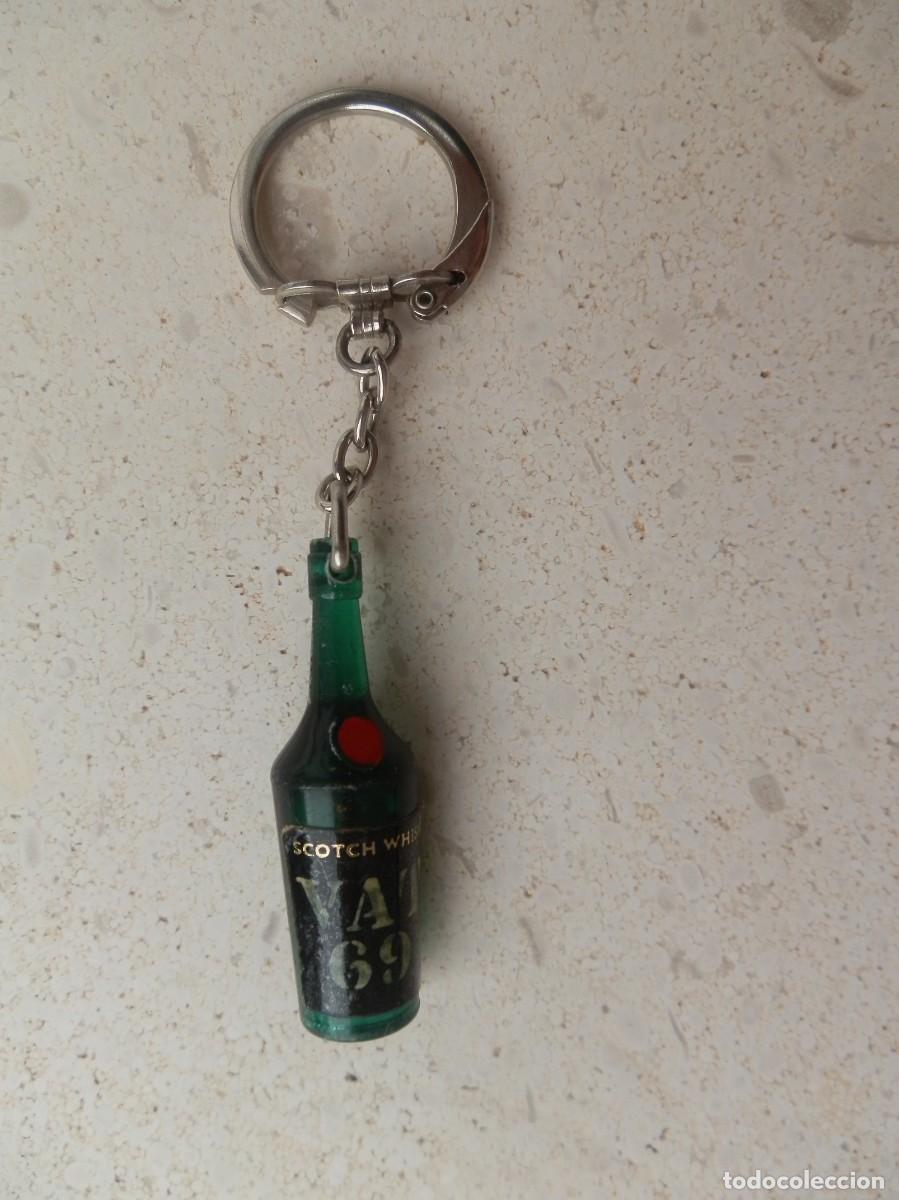 Coleccionismo de llaveros: Llavero publicitario vintage con forma de minibotella de whisky VAT 69, a&ntilde;os 60.
