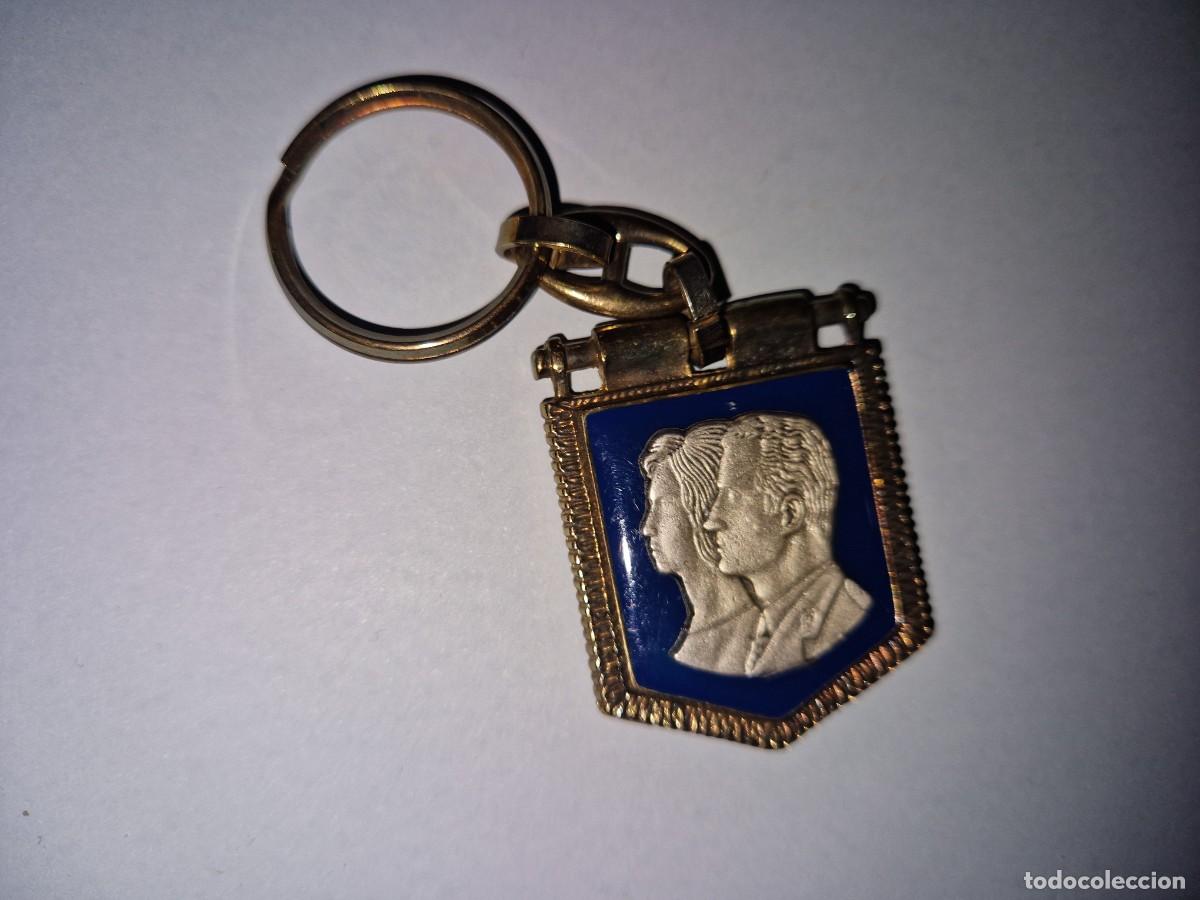 Coleccionismo de llaveros: LLAVERO CON EL ESCUDO DE ARMAS DEL REY Y LA IMAGEN DE D.JUAN CARLOS Y DO&Ntilde;A SOFIA REYES DE ESPA&Ntilde;A