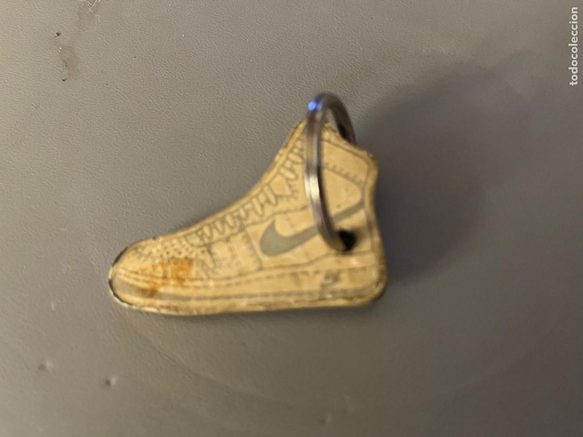 Coleccionismo de llaveros: antiguo llavero Nike algo manchado