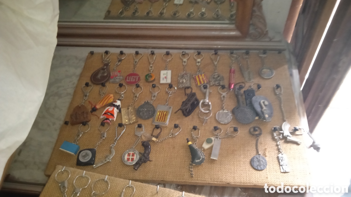 Coleccionismo de llaveros: Gran lote de llaveros antiguos y vintage &ndash; Colecci&oacute;n variada &ndash; F&uacute;tbol, Catalu&ntilde;a, medallas, souvenirs