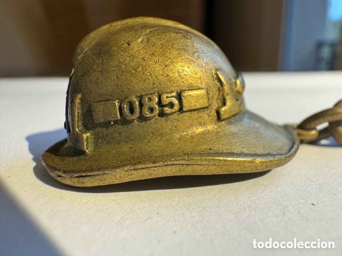 Coleccionismo de llaveros: LLAVERO BOMBEROS COMUNIDAD DE MADRID 085 &ndash; CASCO MET&Aacute;LICO VINTAGE