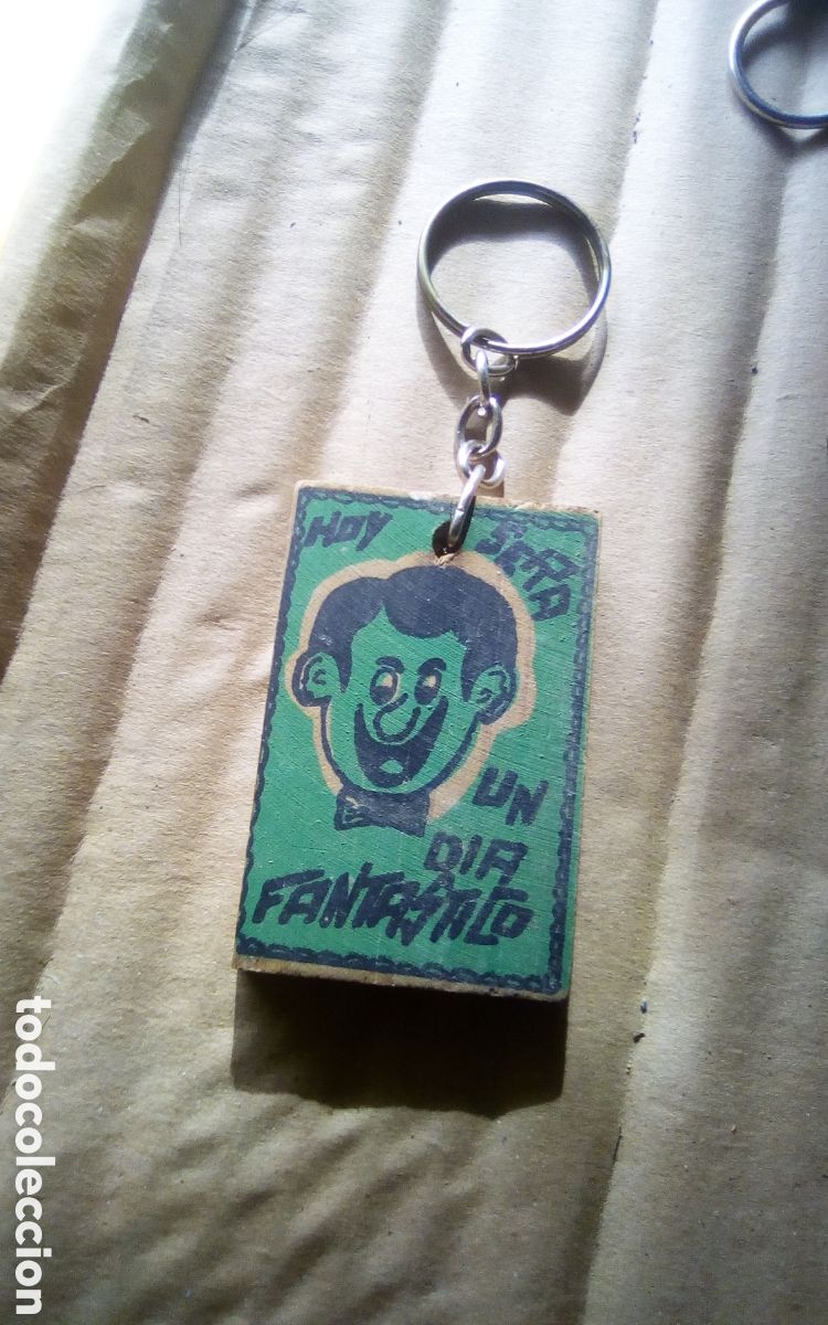 Coleccionismo de llaveros: Llavero de madera con la frase: Hoy ser&aacute; un d&iacute;a fant&aacute;stico. Mide 4 x 6 cm.